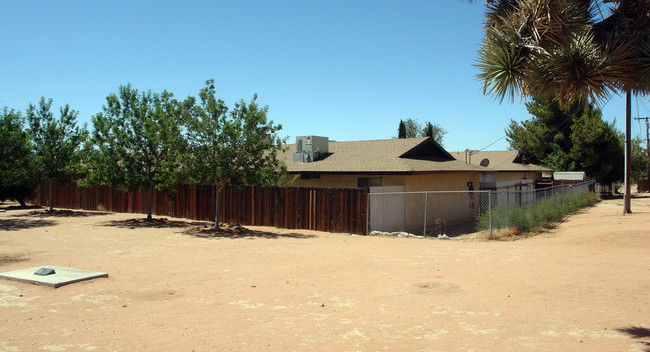 15578 Tonekai Rd in Apple Valley, CA - Building Photo - Building Photo