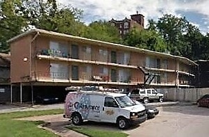 1611 Riverside Dr in Tulsa, OK - Foto de edificio - Building Photo