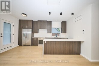 5361 Valley Wy in Niagara Falls, ON - Building Photo - Building Photo