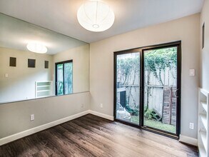 1300 Fairview St, Unit E in Houston, TX - Foto de edificio - Building Photo