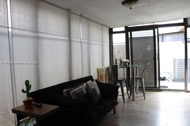 10384 NW 128th Terrace in Hialeah Gardens, FL - Foto de edificio - Building Photo