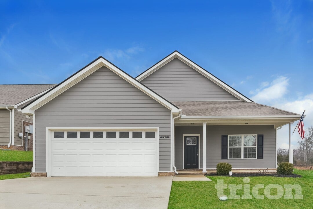 710 W Coker Way in Spring Hill, TN - Building Photo