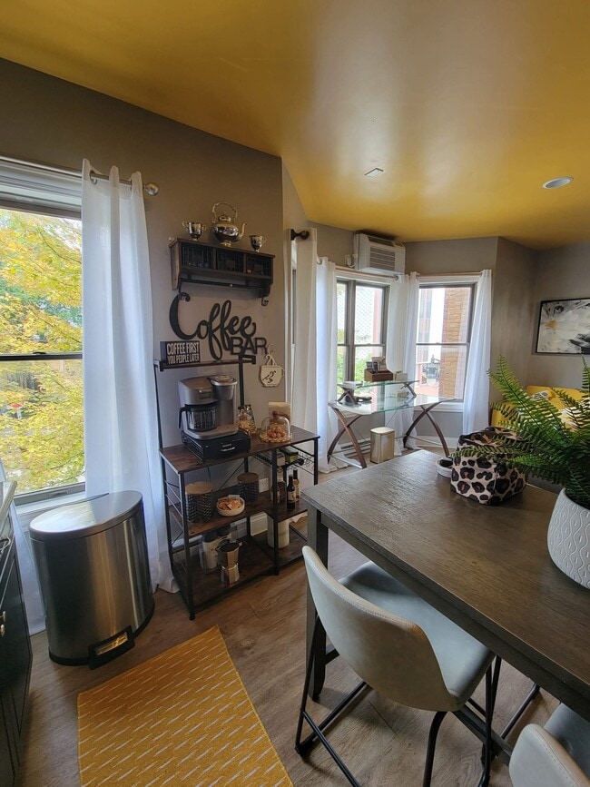 132 N 3rd St, Unit 2 in Dekalb, IL - Foto de edificio - Building Photo