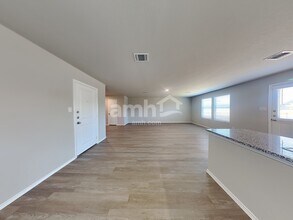 10515 Varmus Dr in Converse, TX - Foto de edificio - Building Photo