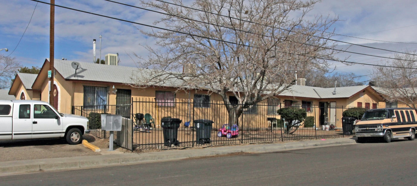 344-348 Charleston St SE in Albuquerque, NM - Building Photo