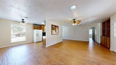 2812 Adrienne Dr in College Station, TX - Foto de edificio - Building Photo