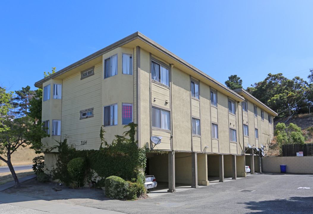 Hilltop Apartments in Richmond, CA - Building Photo