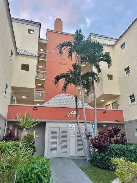 8235 Lake Dr, Unit 204 in Doral, FL - Building Photo