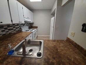 2570 W 67th Pl in Hialeah, FL - Building Photo - Building Photo
