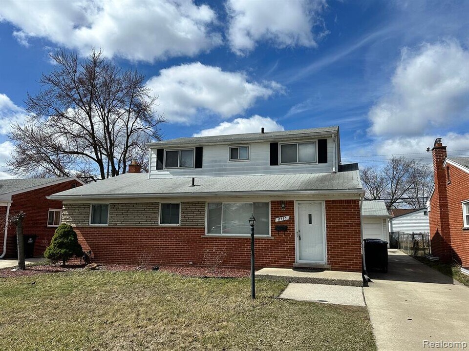 8553 N Hubbard St in Westland, MI - Building Photo