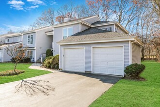 31 Lakeview Dr in Manorville, NY - Foto de edificio - Building Photo