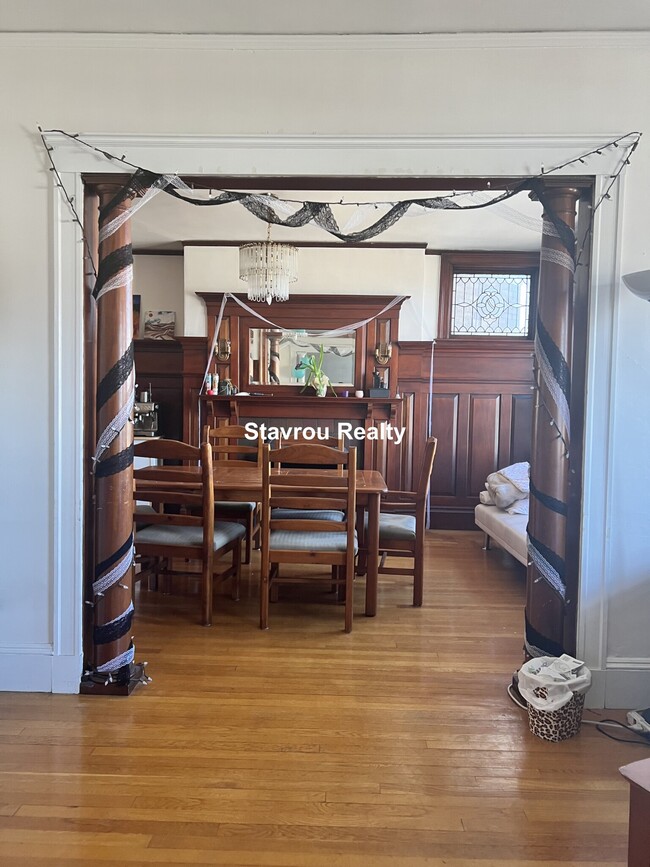 1681 Beacon St, Unit 1 in Brookline, MA - Building Photo - Building Photo