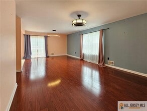 50 E Sedgwick St in Monroe Township, NJ - Foto de edificio - Building Photo