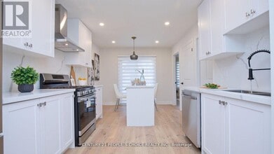 2 Betteridge Ln in Toronto, ON - Building Photo - Building Photo