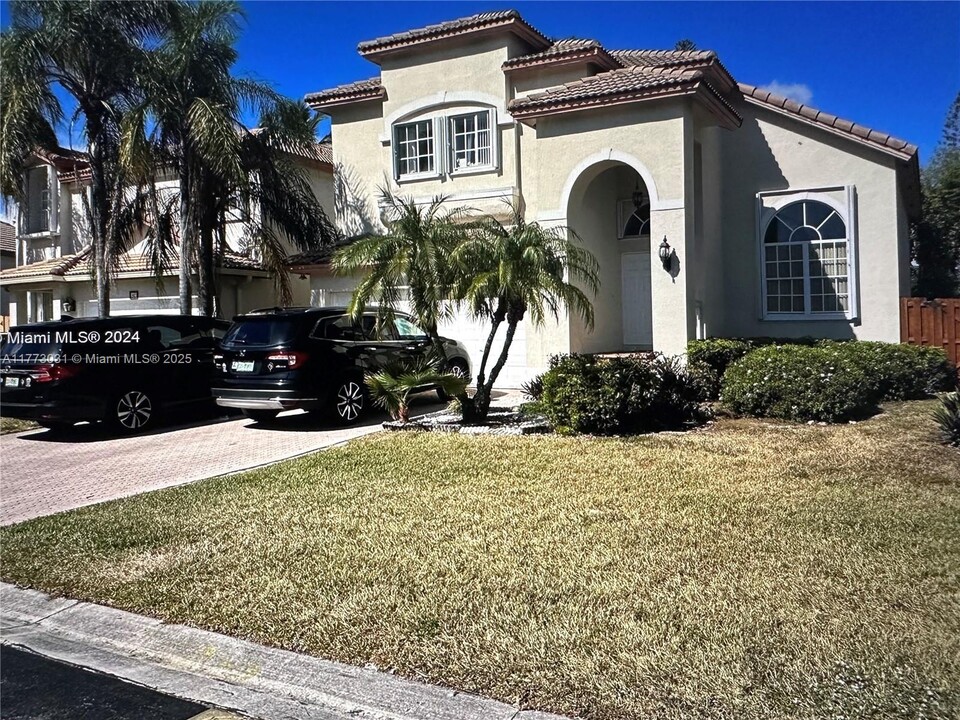 9815 NW 32nd St in Doral, FL - Building Photo