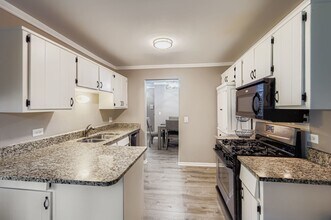 275 Stonehill Ln in Schaumburg, IL - Building Photo - Building Photo