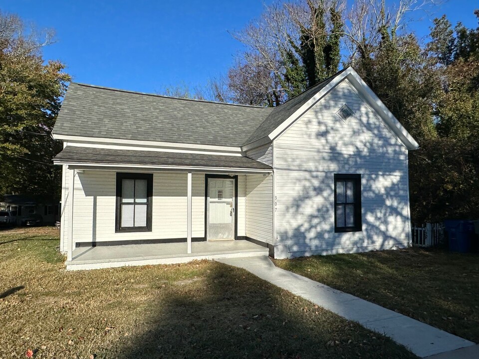 307 Lewis St in Gibsonville, NC - Foto de edificio