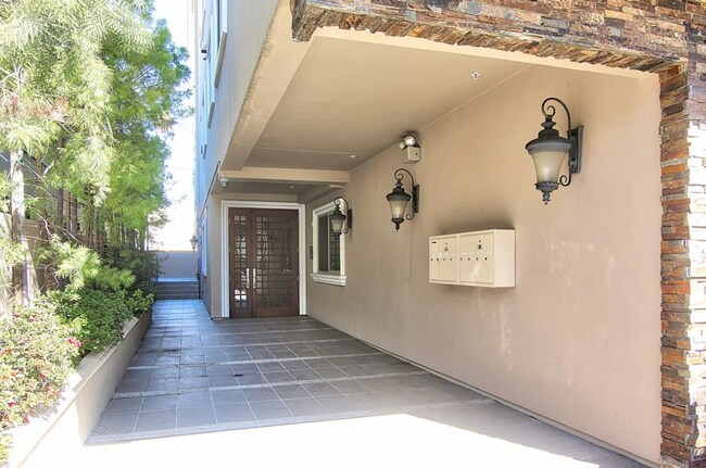1316 Amherst Ave, Unit 202 in Los Angeles, CA - Foto de edificio - Building Photo