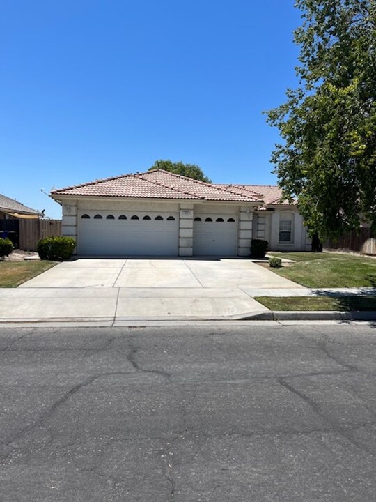 561 Bluejay Ave in Lemoore, CA - Building Photo