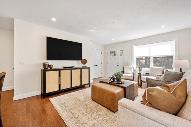 404 Oxford St N in Auburn, MA - Foto de edificio - Building Photo