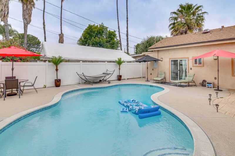 19600 Lull St in Los Angeles, CA - Building Photo