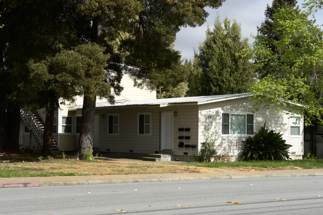 1358 Jefferson Ave in Redwood City, CA - Foto de edificio - Building Photo