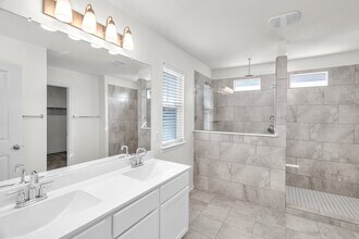 5126 Papalote Garden in Converse, TX - Building Photo - Building Photo