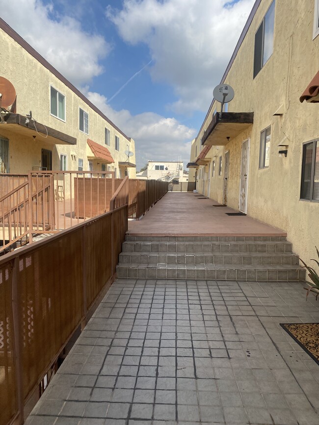 730 N Eucalyptus Ave, Unit 730 N Eucalyptus Ave in Inglewood, CA - Foto de edificio - Building Photo