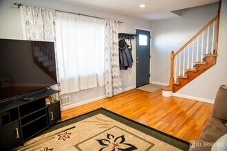 13 Eberly Pl in Woodbridge Township, NJ - Building Photo - Building Photo