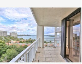 4000 Towerside Terrace in Miami, FL - Building Photo