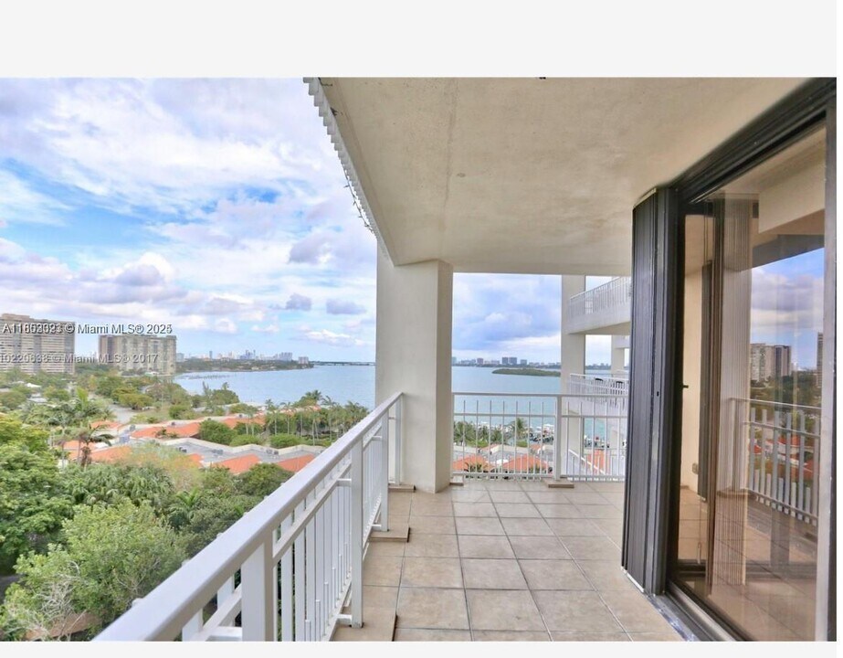 4000 Towerside Terrace in Miami, FL - Building Photo