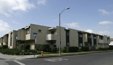 5075 Atlantic Ave in Long Beach, CA - Building Photo - Building Photo