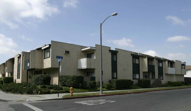 5075 Atlantic Ave in Long Beach, CA - Building Photo - Building Photo