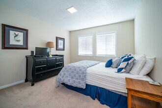 49 Lake Dr in Hendersonville, NC - Building Photo - Building Photo