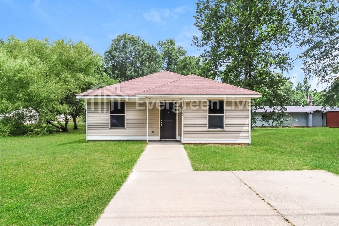 1300 Ridge Rd in Benton, AR - Building Photo