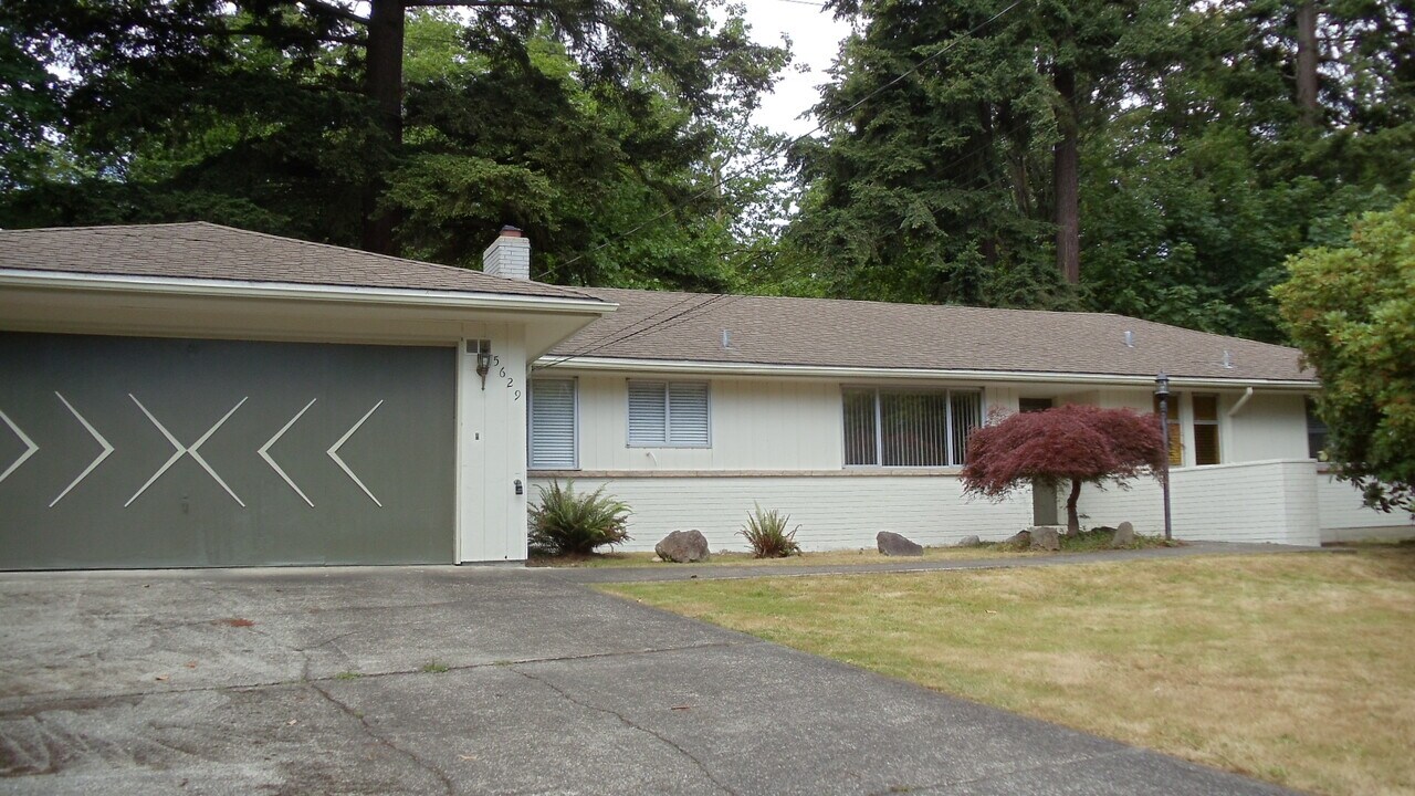 5629 89th Ave SE in Mercer Island, WA - Building Photo