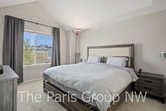 927 4th Ave NE in Issaquah, WA - Building Photo - Building Photo