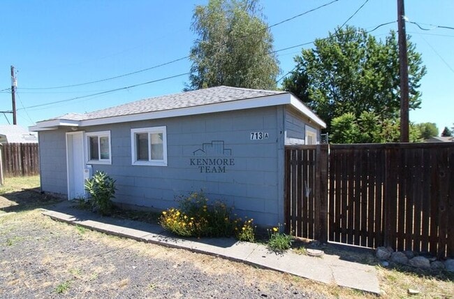 property at 713 S Hawthorne St