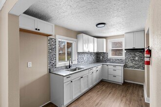 This beautifully updated 3-bedroom, 1-bath single-family home is ready for move-in! in Detroit, MI - Foto de edificio - Building Photo