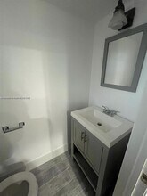 8000 Lagos De Campo Blvd in Tamarac, FL - Foto de edificio - Building Photo
