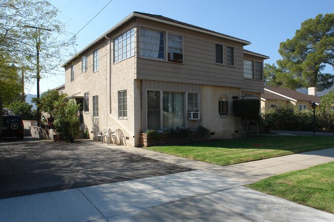 2362-2364 Montrose Ave in Montrose, CA - Foto de edificio - Building Photo