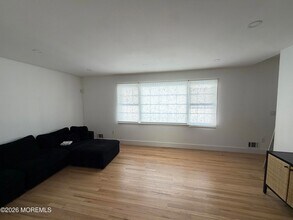 534 Apple Dr in Ocean Township, NJ - Foto de edificio - Building Photo