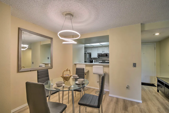 611 SW 5th Ct, Unit A306 in Renton, WA - Foto de edificio - Building Photo