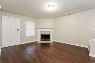 102 Inverness Trce in Riverdale, GA - Foto de edificio - Building Photo