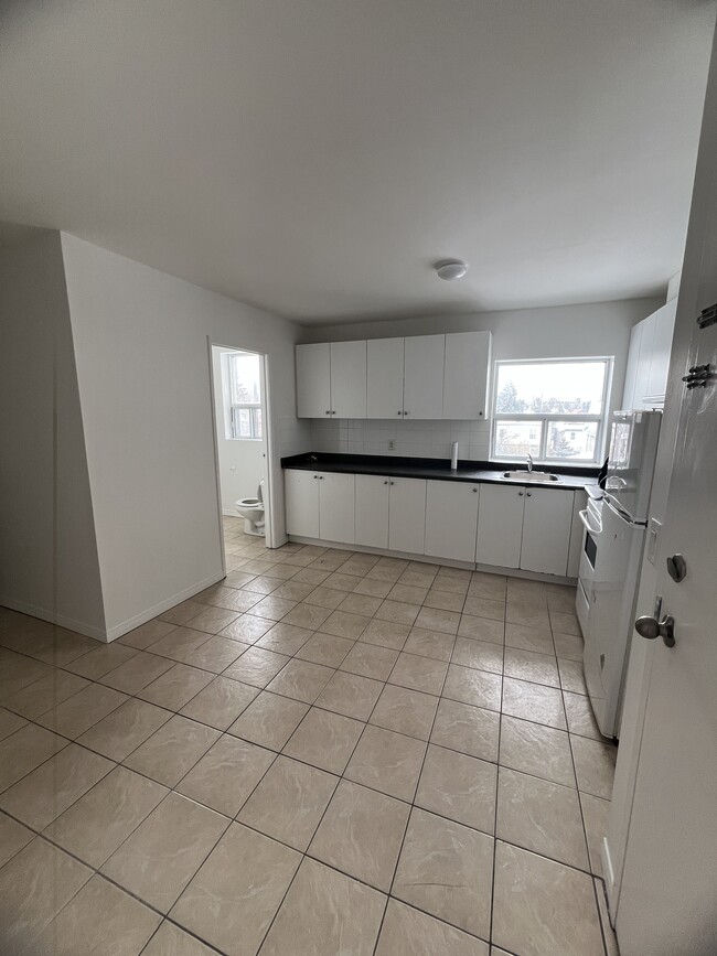 2938 Danforth Ave in Toronto, ON - Building Photo - Building Photo