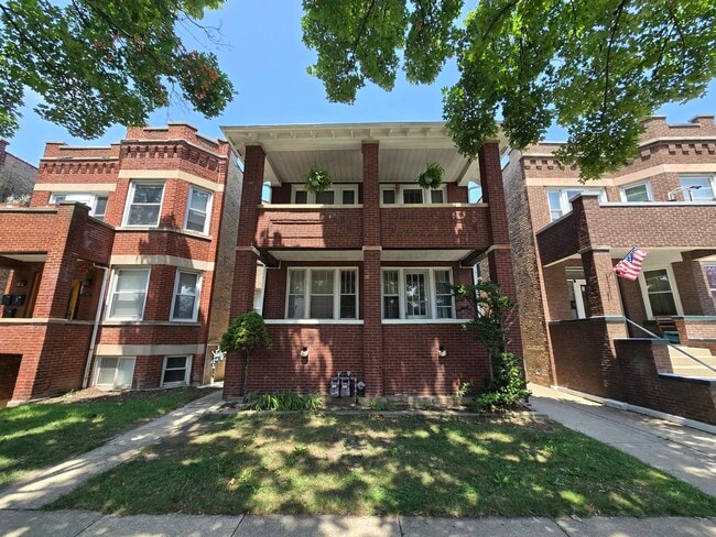 5030 W Hutchinson St in Chicago, IL - Building Photo - Building Photo