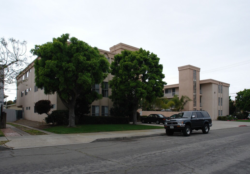 La Playa Corona in San Diego, CA - Building Photo