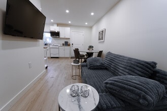 7443 Jordan Ave in Canoga Park, CA - Building Photo - Building Photo