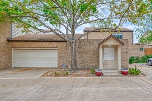 2555 Bering Dr in Houston, TX - Building Photo