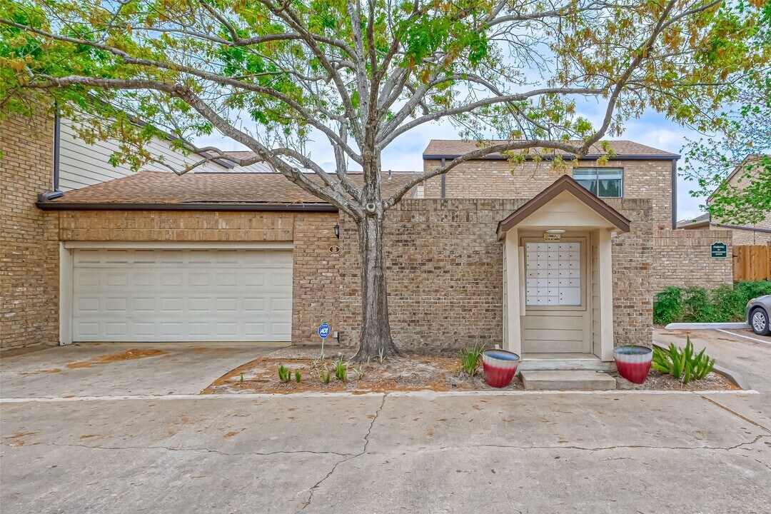 2555 Bering Dr in Houston, TX - Building Photo
